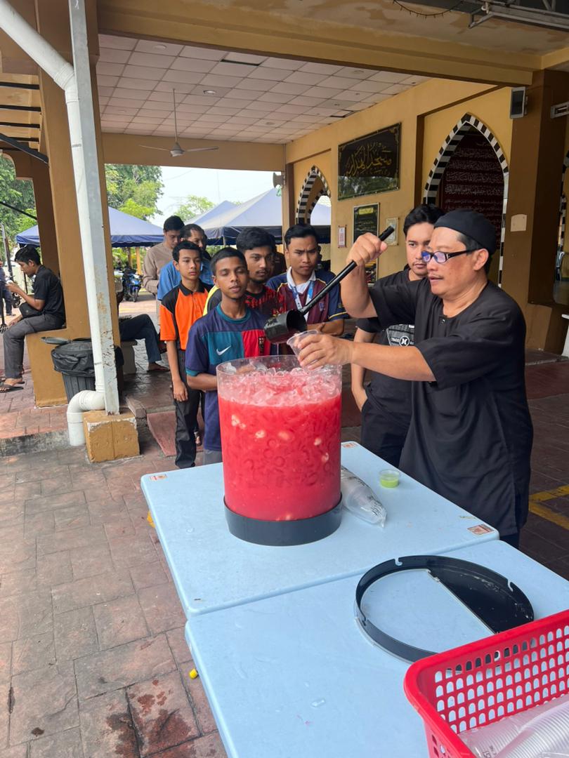Hari panas tekak pun dahaga.